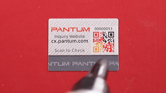 Nudažykite pilką sritį spalvotu pieštuku. „Pantum“ logotipas parodys tą pačią spalvą, o logotipas išliks, kai išdžius.