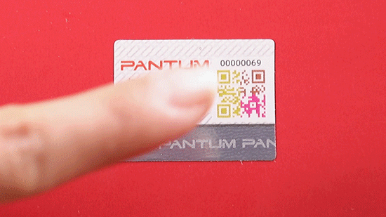 Nuplaukite švariu vandeniu pilką etiketės sritį. „Pantum“ logotipas dings, kai bus veikiamas vandens, ir grįš į pradinę būseną išdžiūvus.
